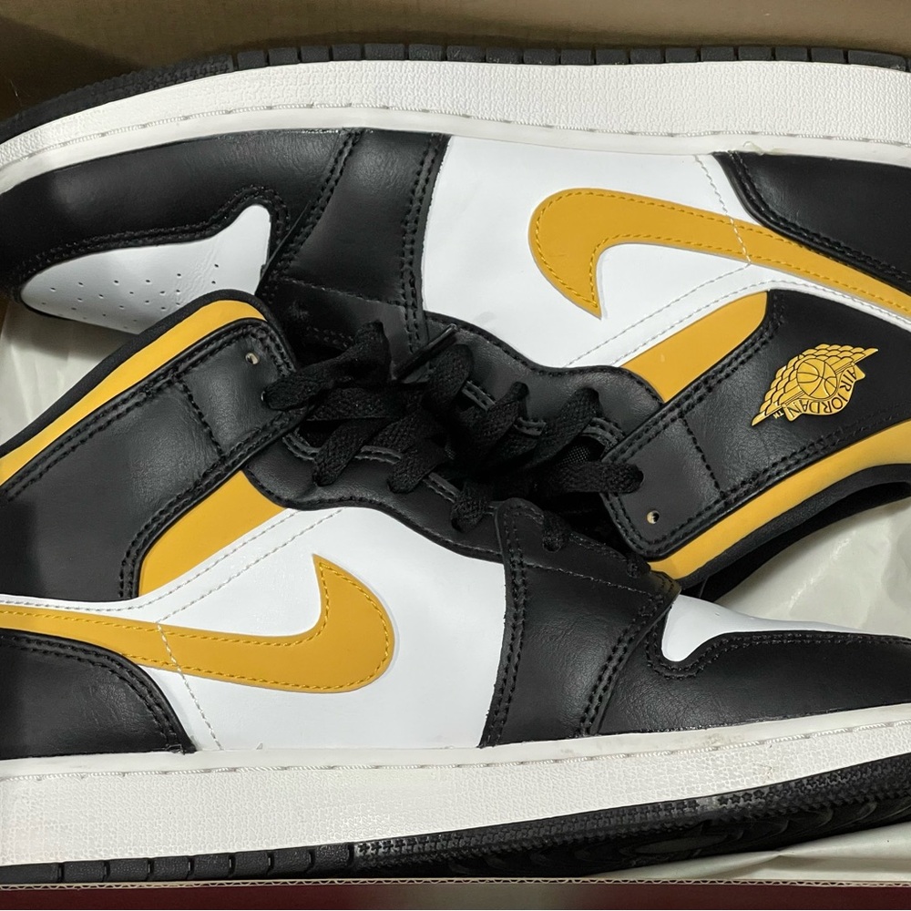 Jordan 1 Mid - 7Y (Women’s 8.5) like new